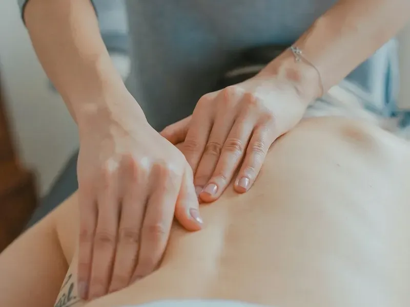 Profissional realizando drenagem linfática em Campo Comprido, Curitiba.