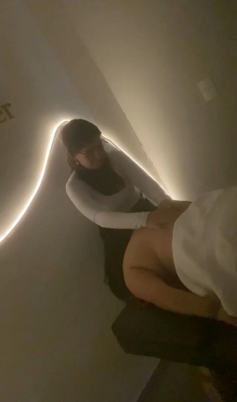 Ket realizando massagem no estúdio com iluminação suave e ambiente acolhedor — Excellence Ateliê