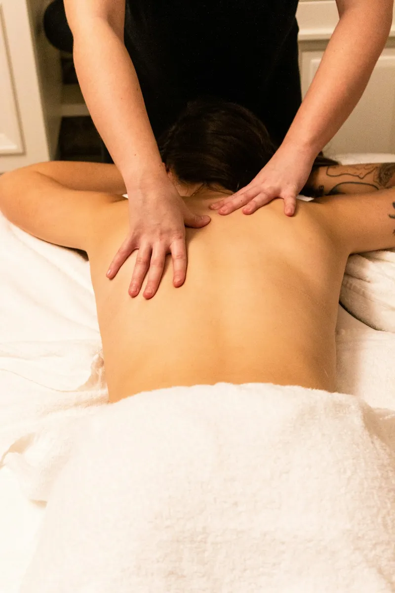 Mulher recebendo massagem relaxante de terapeuta.
